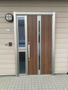 写真：新しい玄関ドアでより快適に生活を